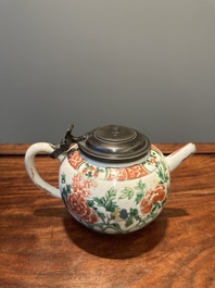 Drie Chinese famille verte borden en een theepot, Kangxi