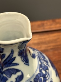Verseuse en porcelaine de Chine en bleu et blanc &agrave; d&eacute;cor de figures dans un paysage, &eacute;poque Transition