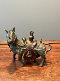 Een zeldzame Chinese deels gelakt en verguld bronzen wierookhouder in de vorm van een paard, Yuan/vroege Ming