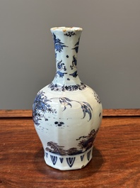 Vase de forme bouteille en fa&iuml;ence de Delft en bleu, blanc et mangan&egrave;se &agrave; d&eacute;cor chinois, fin du 17&egrave;me