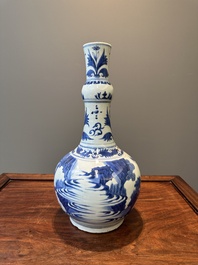 Een Chinese blauw-witte flesvormige vaas met geleerden, Transitie periode
