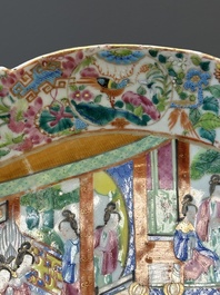 Een ovale Chinese Canton famille rose tazza met verhalend decor, 19e eeuw