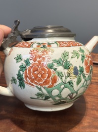 Drie Chinese famille verte borden en een theepot, Kangxi
