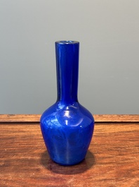 Vase de forme bouteille en verre bleu de P&eacute;kin, marque et peut-&ecirc;tre &eacute;poque de Qianlong