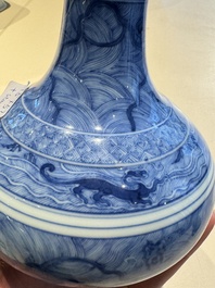 Vase de forme bouteille &agrave; t&ecirc;te d'ail en porcelaine de Chine en bleu et blanc &agrave; d&eacute;cor d'animaux mythiques, marque et &eacute;poque de Kangxi