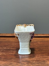 Coupe archa&iuml;que de forme 'zun' en porcelaine de Chine famille rose &agrave; d&eacute;cor de neuf dragons appliqu&eacute;s, Qianlong/Jiaqing