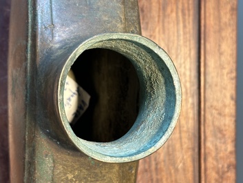 Vase archa&iuml;que de type 'bianhu' en bronze, Chine, Han