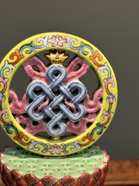 Rare instrument rituel en porcelaine de Chine famille rose, marque et &eacute;poque de Qianlong