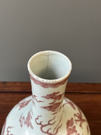Vase de type 'tianqiu ping' en porcelaine de Chine en bleu, blanc et rouge de cuivre &agrave; d&eacute;cor de dragons, 18&egrave;me