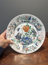 Drie Chinese famille verte borden en een theepot, Kangxi