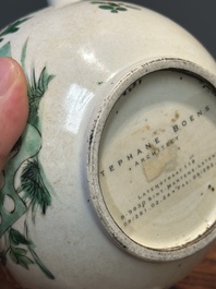 Drie Chinese famille verte borden en een theepot, Kangxi