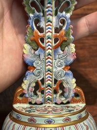 Rare instrument rituel en porcelaine de Chine famille rose, marque et &eacute;poque de Qianlong