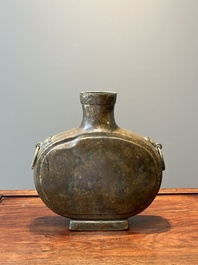 Vase archa&iuml;que de type 'bianhu' en bronze, Chine, Han