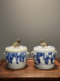Paire de pots couverts en forme de tambour en porcelaine de Chine en bleu et blanc, marque de Jiajing, Kangxi