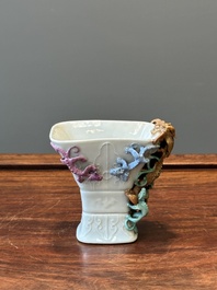 Coupe archa&iuml;que de forme 'zun' en porcelaine de Chine famille rose &agrave; d&eacute;cor de neuf dragons appliqu&eacute;s, Qianlong/Jiaqing