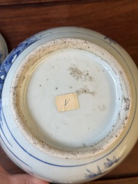 Pot couvert en porcelaine de Chine en bleu et blanc &agrave; d&eacute;cor d'oiseaux parmi des branches fleuries, p&eacute;riode Transition