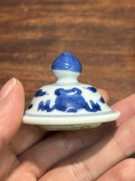 Verseuse couverte en porcelaine de Chine en bleu et blanc &agrave; d&eacute;cor d'un p&ecirc;cheur et un b&ucirc;cheron, p&eacute;riode Transition
