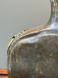 Vase archa&iuml;que de type 'bianhu' en bronze, Chine, Han