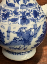 Verseuse couverte en porcelaine de Chine en bleu et blanc &agrave; d&eacute;cor d'un p&ecirc;cheur et un b&ucirc;cheron, p&eacute;riode Transition