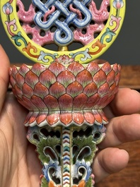Rare instrument rituel en porcelaine de Chine famille rose, marque et &eacute;poque de Qianlong