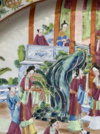 Een ovale Chinese Canton famille rose schotel met verhalend decor, 19e eeuw