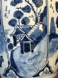 Een paar blauw-witte Delftse chinoiserie vazen met houten deksels, 18e eeuw