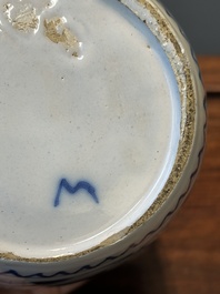 Een paar blauw-witte Delftse chinoiserie vazen met houten deksels, 18e eeuw