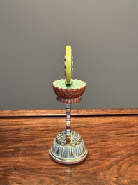 Rare instrument rituel en porcelaine de Chine famille rose, marque et &eacute;poque de Qianlong