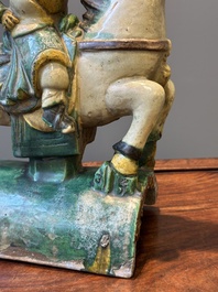 Een Chinese sancai daktegel in de vorm van een krijger te paard, Ming