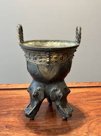 Een Chinees archa&iuml;stisch bronzen ritueel voedselvat in westerse Zhou-stijl, 'yan', Ming