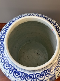 Een Chinese blauw-witte pot met 'Ba Xian Zhu Shou 八仙祝壽', Wanli merk en mogelijk periode