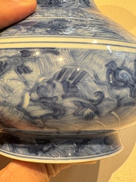 Vase de forme bouteille &agrave; t&ecirc;te d'ail en porcelaine de Chine en bleu et blanc &agrave; d&eacute;cor d'animaux mythiques, marque et &eacute;poque de Kangxi