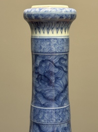 Vase de forme bouteille &agrave; t&ecirc;te d'ail en porcelaine de Chine en bleu et blanc &agrave; d&eacute;cor d'animaux mythiques, marque et &eacute;poque de Kangxi