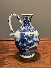 Verseuse en porcelaine de Chine en bleu et blanc &agrave; d&eacute;cor de figures dans un paysage, &eacute;poque Transition