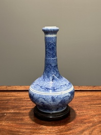 Vase de forme bouteille &agrave; t&ecirc;te d'ail en porcelaine de Chine en bleu et blanc &agrave; d&eacute;cor d'animaux mythiques, marque et &eacute;poque de Kangxi