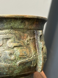 Insolite br&ucirc;le-parfum archa&iuml;que de type 'gui' en bronze au couvercle en bois, Chine, Song