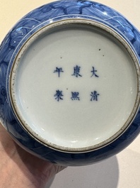 Vase de forme bouteille &agrave; t&ecirc;te d'ail en porcelaine de Chine en bleu et blanc &agrave; d&eacute;cor d'animaux mythiques, marque et &eacute;poque de Kangxi