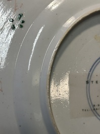 Drie Chinese famille verte borden en een theepot, Kangxi