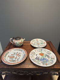 Drie Chinese famille verte borden en een theepot, Kangxi
