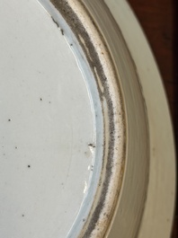 Een Chinese Canton famille rose bassin met 'Qi Lin Song Zi 麒麟送子' decor, 19e eeuw