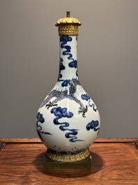 Een Chinese blauw-witte en koperrode 'draken' vaas met verguld bronzen montuur, 18e eeuw