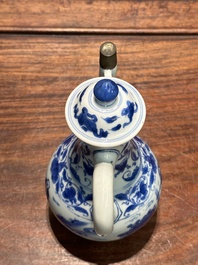 Verseuse couverte en porcelaine de Chine en bleu et blanc &agrave; d&eacute;cor d'un p&ecirc;cheur et un b&ucirc;cheron, p&eacute;riode Transition