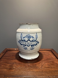Een grote blauw-witte Delftse albarello of apothekerspot, wellicht Engeland, 18e eeuw