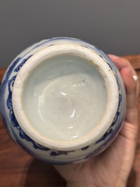 Verseuse en porcelaine de Chine en bleu et blanc &agrave; d&eacute;cor de figures dans un paysage, &eacute;poque Transition