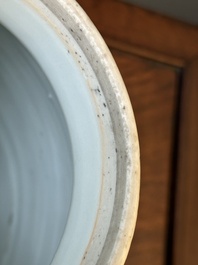 Pot couvert en porcelaine de Chine en bleu et blanc &agrave; d&eacute;cor d'oiseaux parmi des branches fleuries, p&eacute;riode Transition