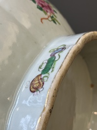 Een ovale Chinese Canton famille rose tazza met verhalend decor, 19e eeuw