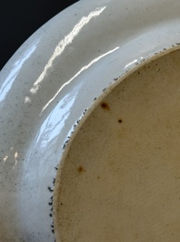 Een ovale Chinese Canton famille rose schotel met verhalend decor, 19e eeuw