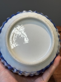 Een Chinese blauw-witte kendi met floraal decor, Kangxi