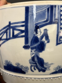 Paire de pots couverts en forme de tambour en porcelaine de Chine en bleu et blanc, marque de Jiajing, Kangxi
