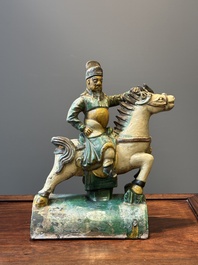 Een Chinese sancai daktegel in de vorm van een krijger te paard, Ming